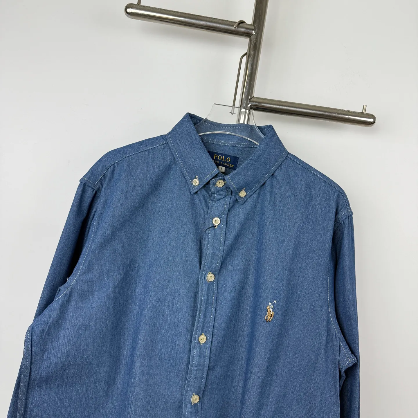 P210 Style No. B24 Ralph Lauren/Ralph Lauren classic color small label couple style washed denim long-sleeved shirt 1️⃣Made of high-quality denim fabric, the upper body is soft and comfortable, extremely delicate, has a solid, smooth and soft hand feel. The fabric does not wrinkle, and the hand feel is invincible. The details are handled perfectly! 2️⃣Adopting the washing process, the workmanship details are perfectly controlled. They are all hemmed with vest technology, and the insides of the sleeves are also used. Different from the four-needle and five-thread workmanship, the collars are also all designed with interlining, showing high-end fashion and individuality, and the style is fashionable, simple and elegant! 3️⃣It is very youthful and energetic, and can be easily worn by both men and women. It is very in line with the fashion aesthetic concepts of today's young people! Color: light blue Sizes: S, M, L, XL